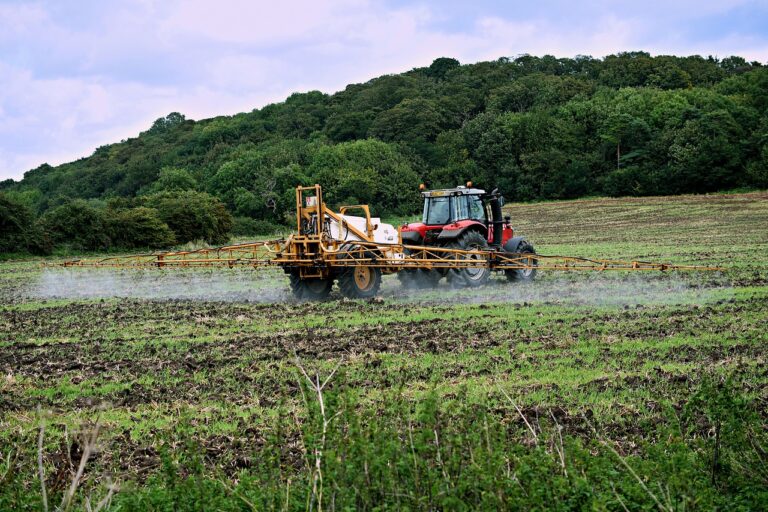 Agriculture : le complexe dossier des pesticides en France